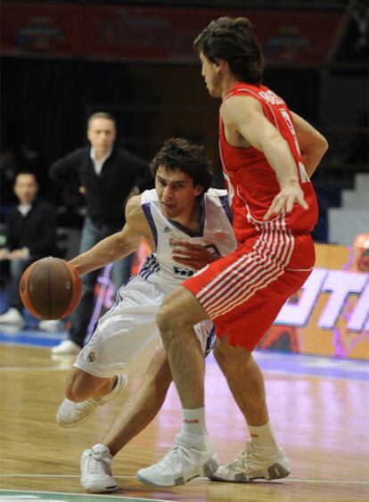 Sergio Llull penetra a canasta ante el italiano Modeste