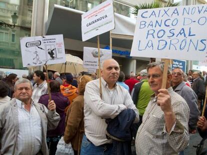 Vecinos de O Rosal manifest&aacute;ndose el jueves en Vigo.