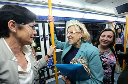 Manuela Carmena utiliza el Metro de Madrid para moverse por la ciudad, durante su primer día como alcaldesa tras las elecciones municipales de 2015. 