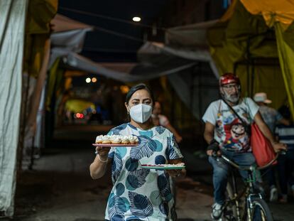 Penélope Ramírez vende postres en medio de la noche en el barrio de Tepito, en Ciudad de México.