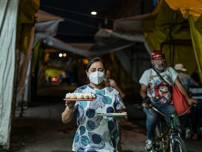 Penélope Ramírez vende postres en medio de la noche en el barrio de Tepito, en Ciudad de México.