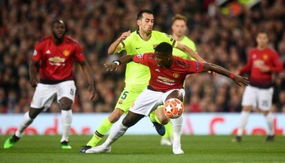 Busquets, detrás, pugna con Pogba en el United-Barça.