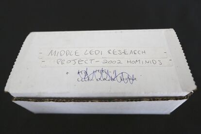 En esta caja de cartón se guarda un tesoro: la mandíbula descubierta el 29 de enero de 2013 y denominada LD 350-1.