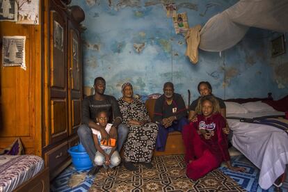 Foto de familia: Amadou Wade y Anta Tall, y sus hijos Papa Samba, Khoudia, Gnagna y Safietou en la habitación principal de la casa, que hace las veces de sala de estar y dormitorio. 