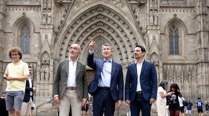 Alberto Núñez Feijóo, en el centro, junto al portavoz del PP del Ayuntamiento de Barcelona, Daniel Sirera (a la izquierda de la imagen), y el presidente provincial del PP de Barcelona, Manuel Reyes, este viernes en Barcelona. 
