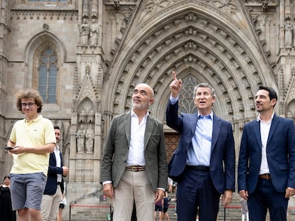 Alberto Núñez Feijóo, en el centro, junto al portavoz del PP del Ayuntamiento de Barcelona, Daniel Sirera (a la izquierda de la imagen), y el presidente provincial del PP de Barcelona, Manuel Reyes, este viernes en Barcelona.