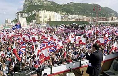 El ministro principal, Peter Caruana (a la derecha, de espaldas), se dirige a los manifestantes opuestos a un acuerdo hispano-británico sobre Gibraltar. La protesta tuvo lugar el pasado 18 de marzo.