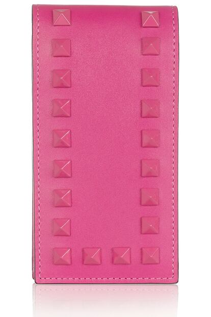 La línea más rockera de Valentino también incluye fundas de móvil en varios colores (290 euros).