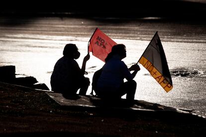 Manifestantes participam de protesto contra o presidente chileno 
Sebastián Piñera em Santiago, em março.