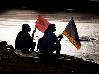 Manifestantes portan banderas durante una manifestación de protesta celebrada en Santiago de Chile el 16 de marzo.