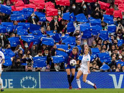 Jugadoras del FC Barcelona y del Real Madrid disputan un balón en el Camp Nou el pasado 30 de marzo.