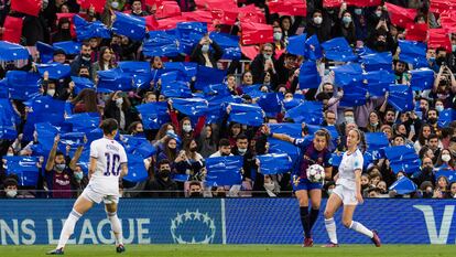 Jugadoras del FC Barcelona y del Real Madrid disputan un balón en el Camp Nou el pasado 30 de marzo.