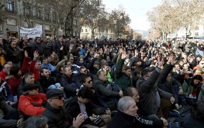 Los taxistas de Barcelona votan durante la asamblea que han celebrado este sábado.