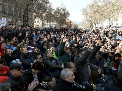 Los taxistas de Barcelona votan durante la asamblea que han celebrado este s&aacute;bado.