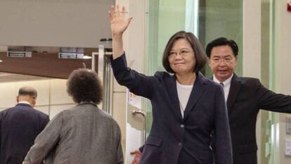 La presidenta de Taiwán, Tsai Ing-wen, saluda antes de emprender viaje a Estados Unidos (archivo)./ REUTERS