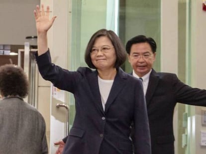 La presidenta de Taiwán, Tsai Ing-wen, saluda antes de emprender viaje a Estados Unidos (archivo)./ REUTERS