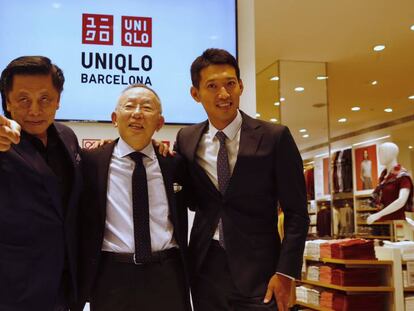 Al centre, Tadashi Yanai, fundador d'Uniqlo, amb dos col·laboradors.