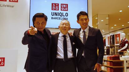 Al centre, Tadashi Yanai, fundador d'Uniqlo, amb dos col·laboradors.