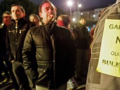 Vecinos del barrio burgalés de Gamonal se manifiestan en protesta por la construcción de un bulevar.
