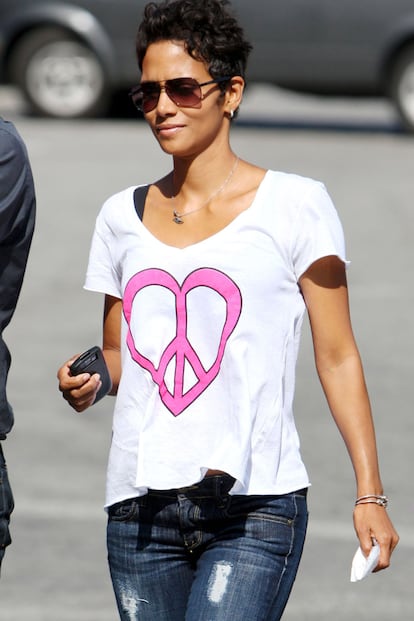 El símbolo de la paz se puso de moda en los 60 y hoy sigue siendo uno de los preferidos. Halle Berry lo lleva en forma de corazón.