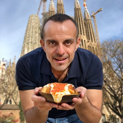 Eduardo González, con unas patatas bravas en Barcelona.