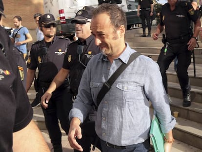 Franceso Arcuri, l'exparella de Juana Rivas, arribant al jutjat de Granada.