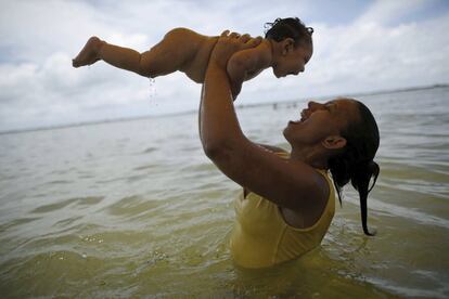 Rosana Veira Alves, de Olinda Brasil, juega con su hija Luana de cuatro meses. La pequeña nació con microcefalia. El país investiga más de 4.000 casos de microcefalia, una enfermedad que provoca que los bebés nazcan con cabezas pequeñas y que puede estar ligado al brote de zika que vive Brasil.