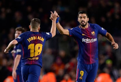 Luis Suárez celebra el gol marcado al Alavés con Jordi Alba.