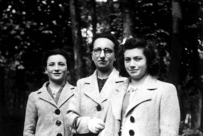 Annette Krajcer (izquierda) con su madre y su hermana Léa, en 1942.