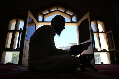 Un hombre lee el Corán en una mezquita en Herāt (Afganistán).