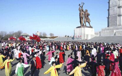 Jóvenes norcoreanos realizan una danza en una plaza pública para celebrar el 68 cumpleaños del líder Kim Jong-il