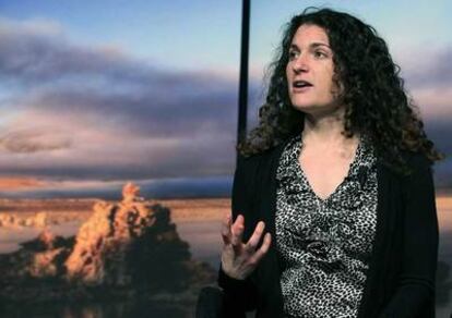 Felisa Wolfe-Simon, investigadora de astrobiología, explica en conferencia de prensa en la sede de la NASA del hallazgo de la nueva bacteria