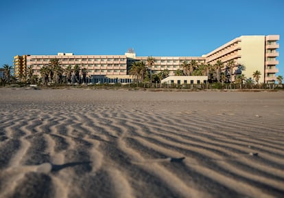 Vista del hotel desde la playa.