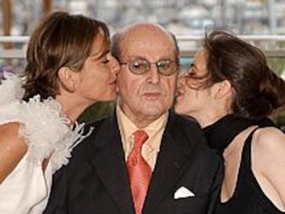 Manoel de Oliveira, con las actrices Leonor Baldaque (izquierda) e Isabel Ruth.