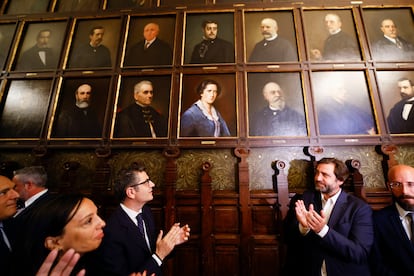 El ministro de la Presidencia, Félix Bolaños, con el presidente del Ateneo, Luis Arroyo (2d), y la delegada del Gobierno de Madrid, Mercedes González (i), aplauden la presentación de un retrato de Clara Campoamor en el Ateneo, el 30 de abril de 2022.