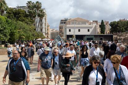 Numerosos turistas pasean por el centro histórico de Málaga.