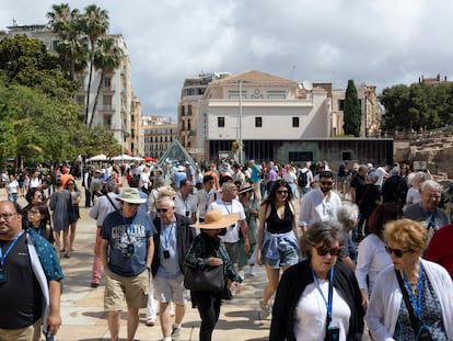 Numerosos turistas pasean por el centro histórico de Málaga.