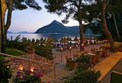 Ambiente de atardecer en la terraza del hotel Formentor, en Pollença (Mallorca).