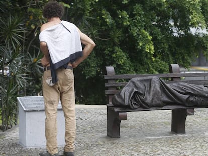 Estátua retrata Jesus Cristo como morador de Rua, no Rio de Janeiro, em novembro de 2018. 'Jesus sem teto', de autoria do canadense Timothy P. Schmalz, foi instalada no jardim da Catedral Metropolitna do Rio