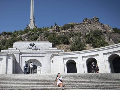 Varios turistas pasean ante la basílica del Valle de los Caídos, el pasado agosto. 