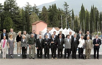 Los ministros de Exteriores posan para la foto de familia, ayer en la localidad italiana de Riva del Garda.