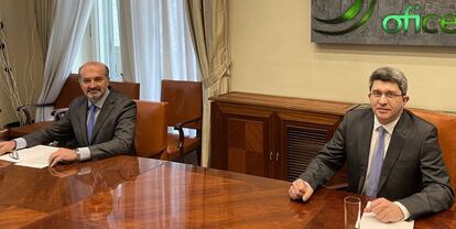 El director de Oficemen, Aniceto Zaragoza, junto al presidente del colectivo de cementeras, Víctor García Brosa.