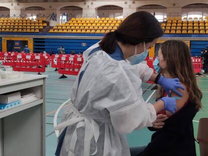Cataluña abre la vacunación a jóvenes de 16 a 29 años, sin franjas de edad