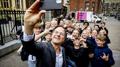 El primer ministro saliente holandés, Mark Rutte, se hace una foto con unos jóvenes en La Haya, este viernes.