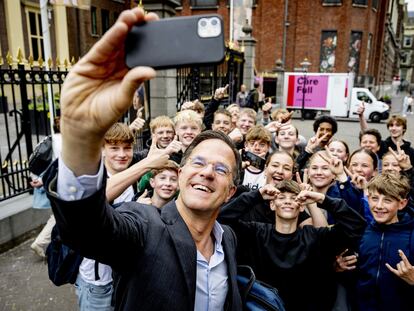 El primer ministro saliente holandés, Mark Rutte, se hace una foto con unos jóvenes en La Haya, este viernes.