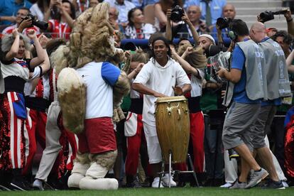 Ronaldinho toca atabaque na cerimônia de encerramento.