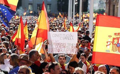 Cartel a favor de la Constitución española de 1978 en la plaza San Francisco, frente al Ayuntamiento de Sevilla, este domingo.