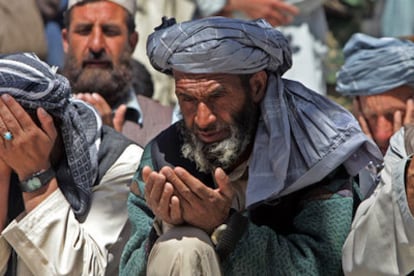 Un grupo de afganos reza durante la oración del viernes, hoy en Kabul.