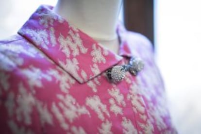 Abrigo rosa, de 1968, de Carmen Noble, casada con el galerista Tom Maddock. Se trata de abrigo y vestido tres cuartos con botones de pedrería, tejido de cloqué de seda y lúrex.