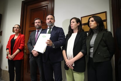 Santiago Abascal (centro) y otros dirigentes de Vox formalizan en el registro del Congreso la moción de censura contra Pedro Sánchez, el lunes.